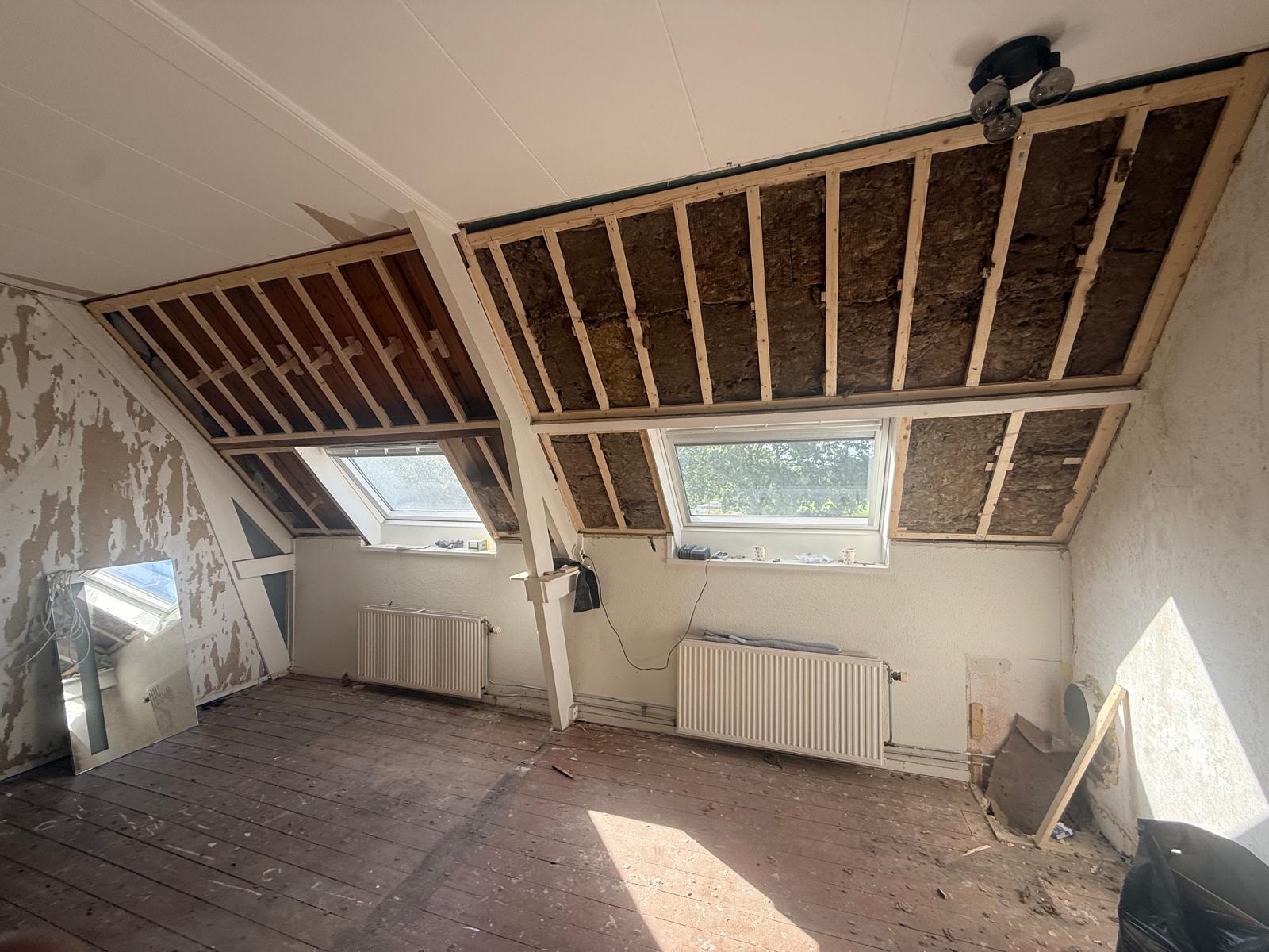 Timmerwerk en dakconstructie tijdens woningrenovatie