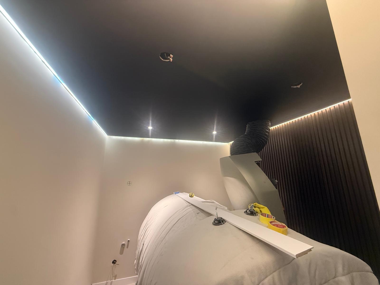 Zwart plafond met LED verlichting tijdens woningrenovatie